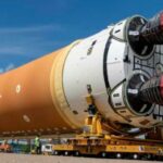 Cohete de la NASA que se usará en primera misión tripulada a la Luna sale de la fábrica